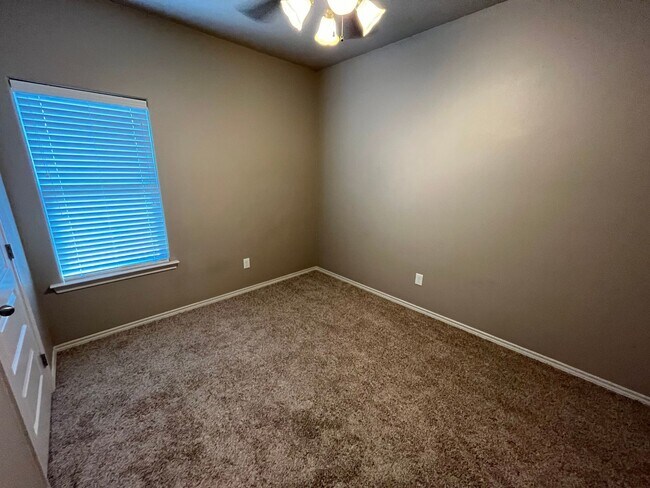 Building Photo - 1105 Preston Trails