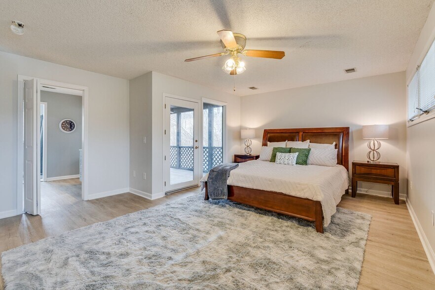 Building Photo - 5009 Emerald Dr