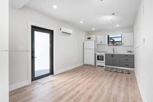 Building Photo - 8421 SW 27th Terrace