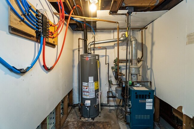 Building Photo - ? Spacious 3-Bedroom Home in Allentown – M...