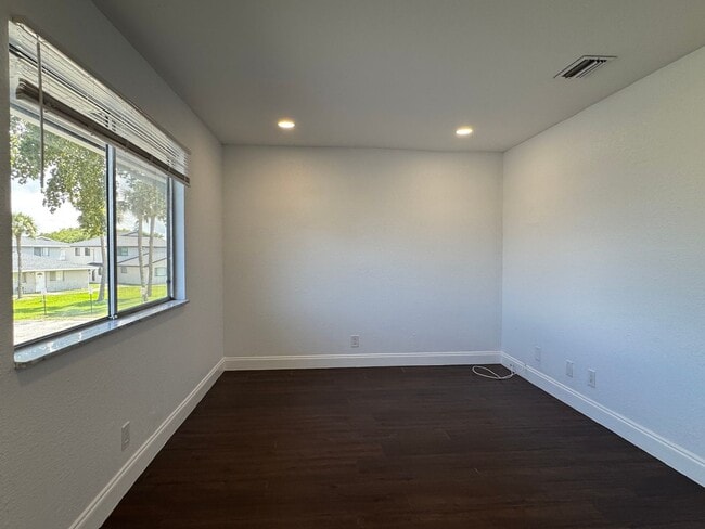 Building Photo - 2 BR Townhome in West Palm Beach- Low Move...
