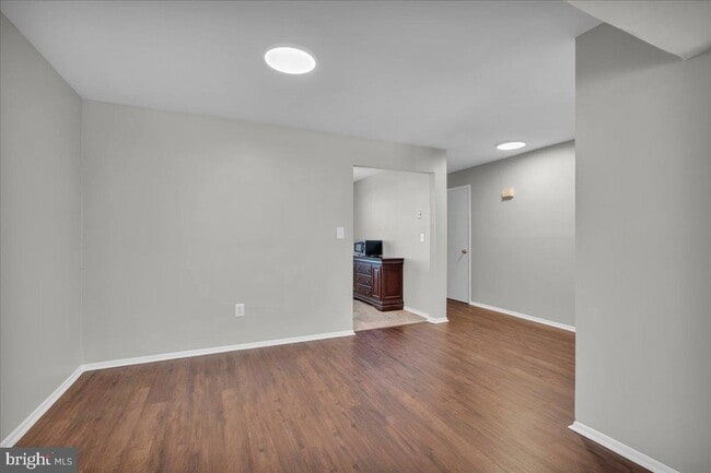 Building Photo - 915 Silver Ct