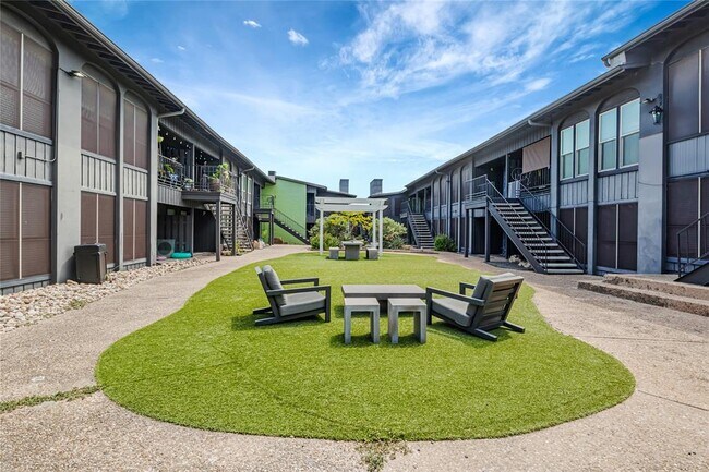 Primary Photo - 909 Reinli St