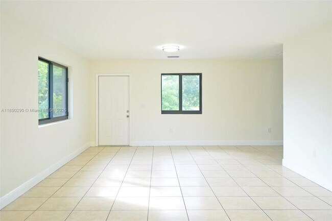 Building Photo - 3 bedroom in Miami FL 33142