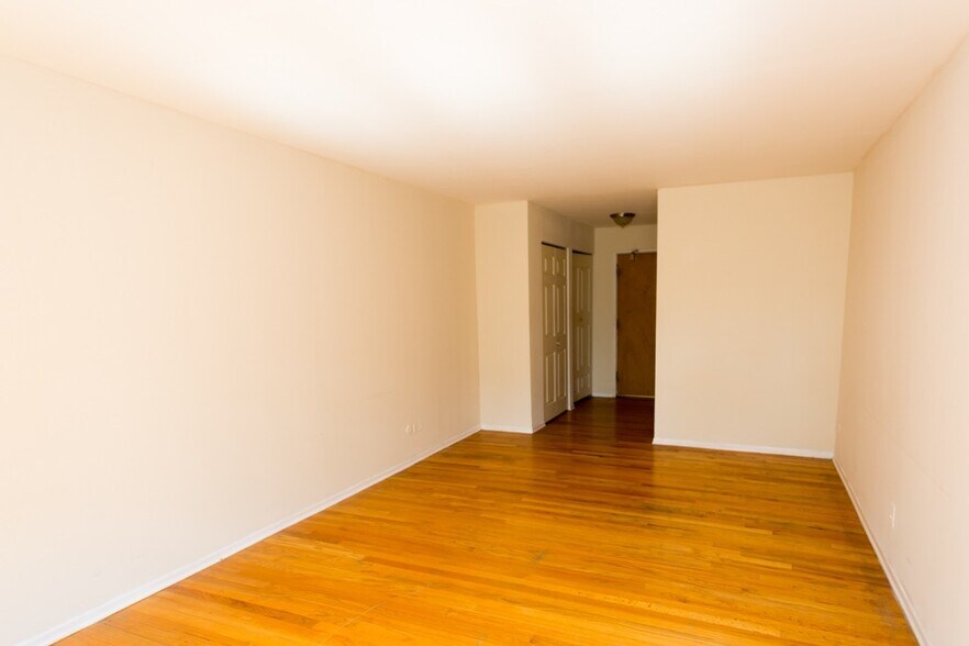 Building Photo - 665 W Wrightwood Ave