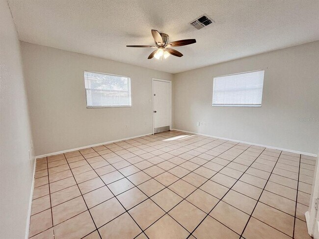 Building Photo - 5723 Silver Spur Dr