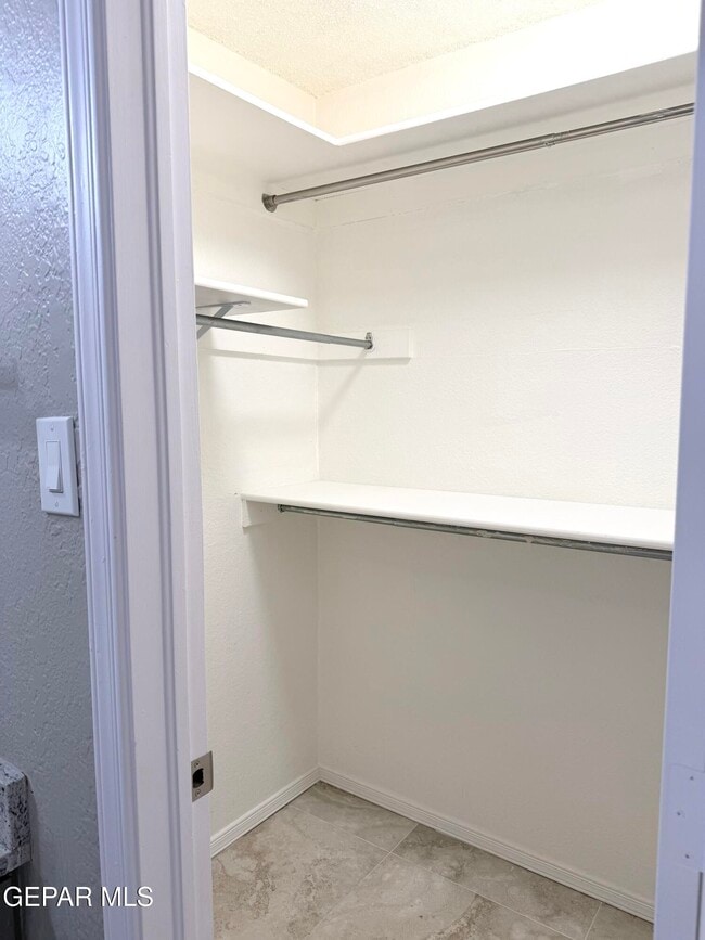 Building Photo - 6035 Bandolero Dr