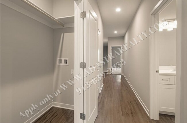 Building Photo - Brand New Townhome 3 Bed 2.5 Bath in Olath...