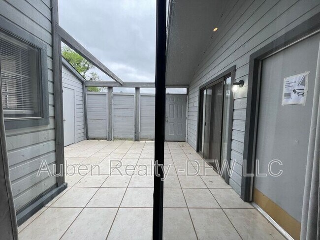 Building Photo - 602 Bellaire Dr