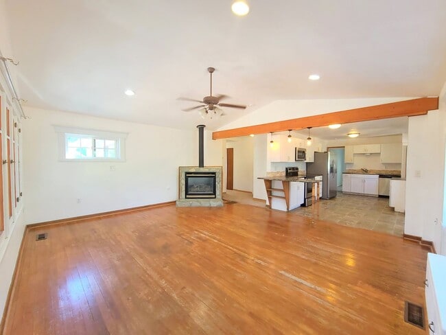 Building Photo - $2,200- 4 Bed / 2 Bath House on an Almost ...