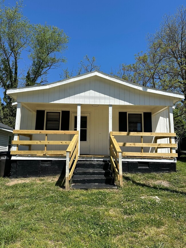 Building Photo - 708 W Raleigh Ave