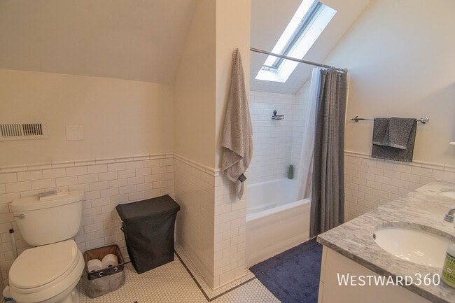 Building Photo - 1709 W Barry Ave