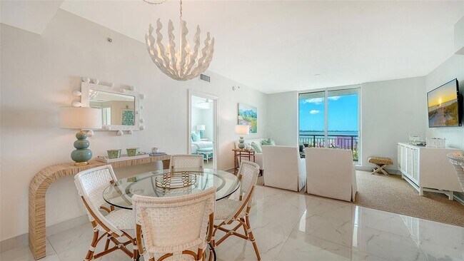 Building Photo - 800 N Tamiami Trl