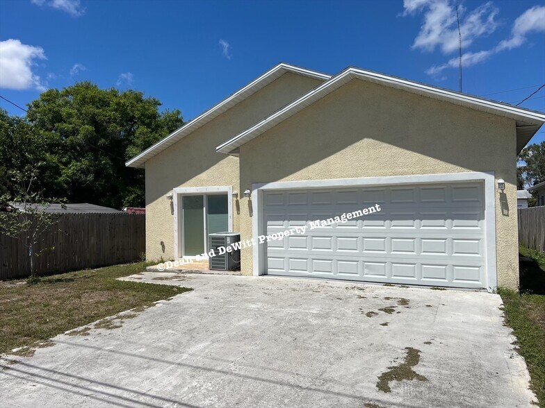 Building Photo - 4 Bed/2 Bath