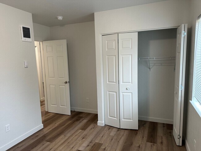 Building Photo - Beautiful 2 bedroom, 1 bath house in Sprin...
