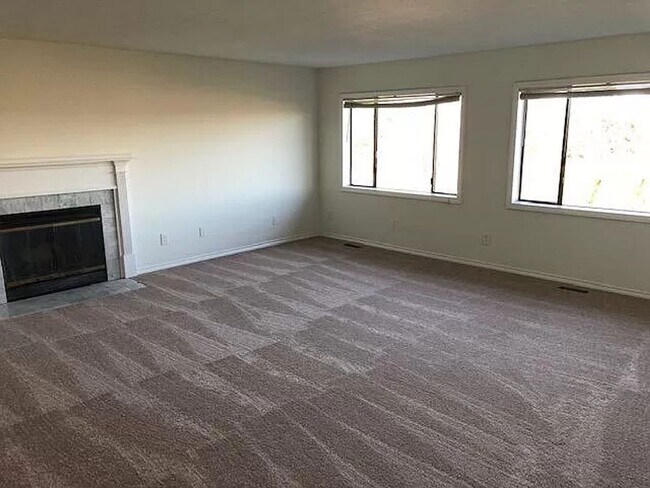 Building Photo - Luxurious 4-Bedroom Retreat with Mount Rainier Views in Dash Point