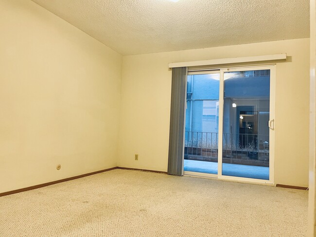 Bedroom, patio - 280 Lee St