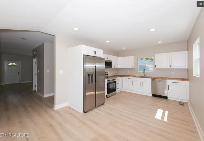 Building Photo - 830 Vermont Ave