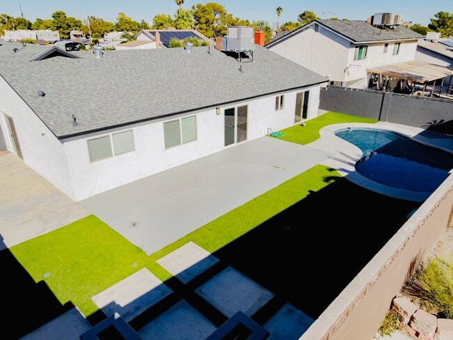 Building Photo - Modern 3 Bd, 2.5 Bth, Remodeled Open Floor plan Chef's Kitchen