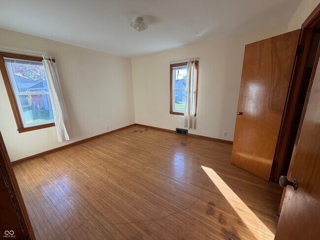 Building Photo - 1437 N Leland Ave