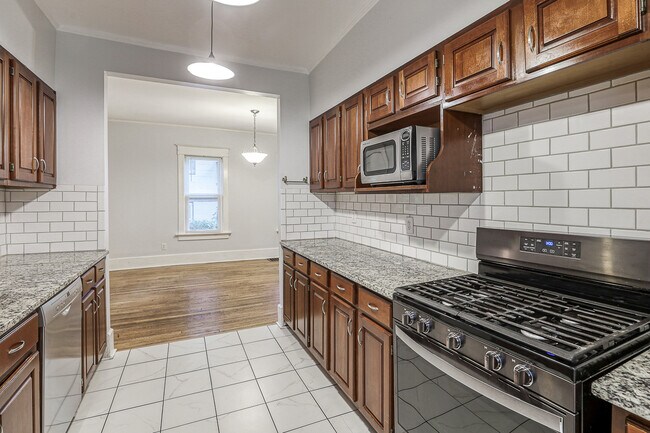 Gas stove with middle burner - 4333 Charlotte St