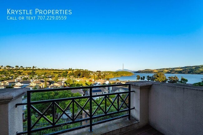 Building Photo - Luxurious Living in Gated Villa Del Mar Co...