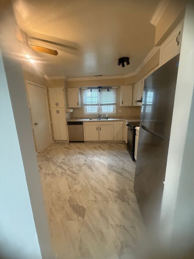 Building Photo - ASHLEY WOODS