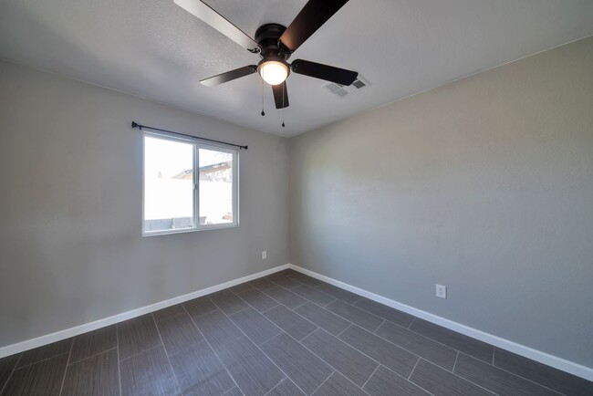 Building Photo - 6 Bed house with Pool near ASU