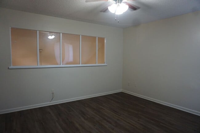 Building Photo - 2/2 Townhome Located Near NAS Jax