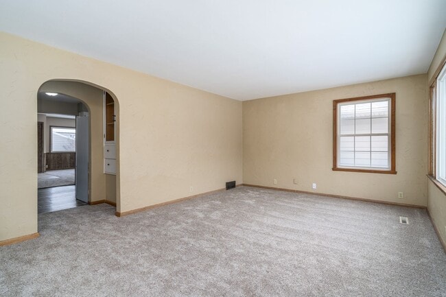 Building Photo - 3 Bedroom 2 Bath Home with Fenced in Backyard!