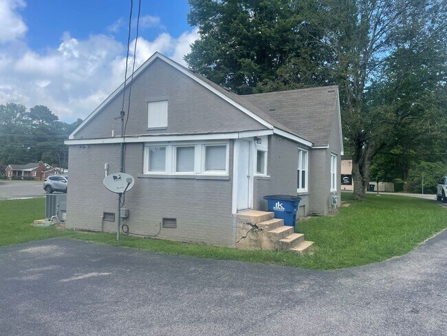 Building Photo - Desirable Brick Home on Elm Street!