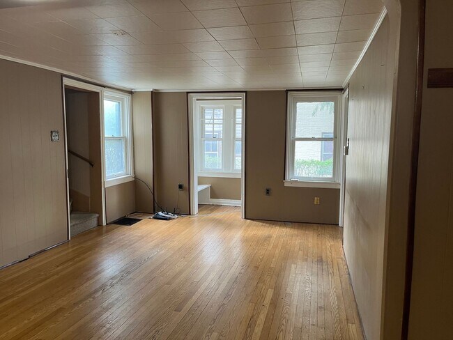 Building Photo - Spacious 4-5 Bedroom, 1.5 Bathroom 2-Story...