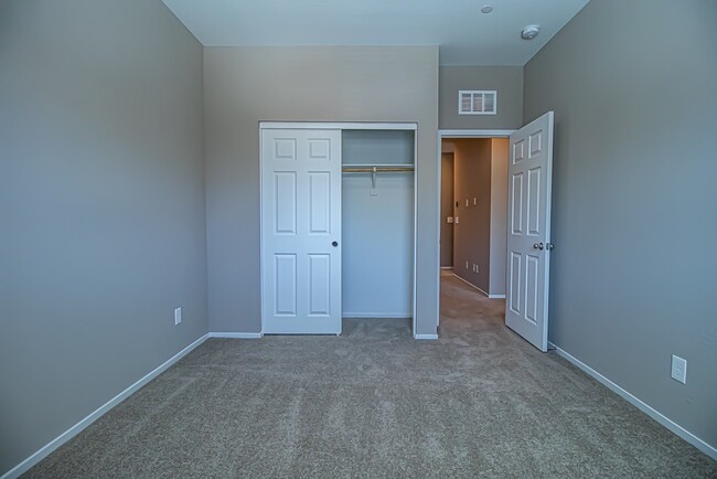 Building Photo - 3BR/ 2.5BA TOWNHOUSE IN North Las Vegas Av...