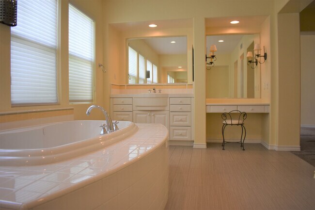 Building Photo - Beautiful 5 bedroom, 5 bath home in Desira...