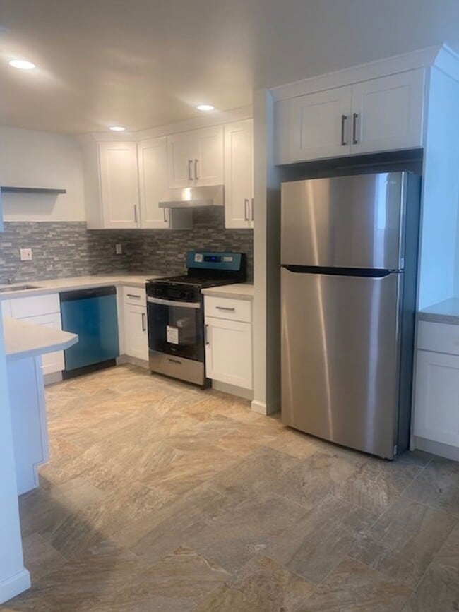 Building Photo - Rare Oppotunity: Freshly Remodeled 4-Bdrm/2-Ba Condo at 11th & Arizona in Santa Monica