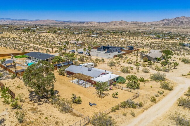 Building Photo - 3 Bedroom 1.5 Bath Modern Farmhouse near JT National Park * MOVE IN SPECIAL*