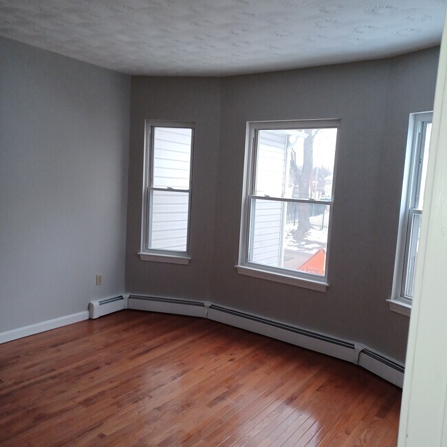 Building Photo - 117 Swan St