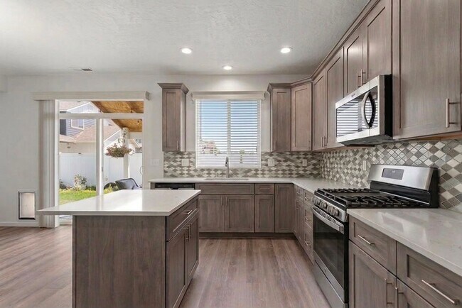 Building Photo - Beautiful Home in the Valley
