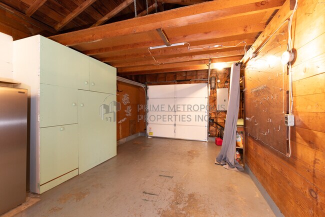 Building Photo - 410 S 116th St