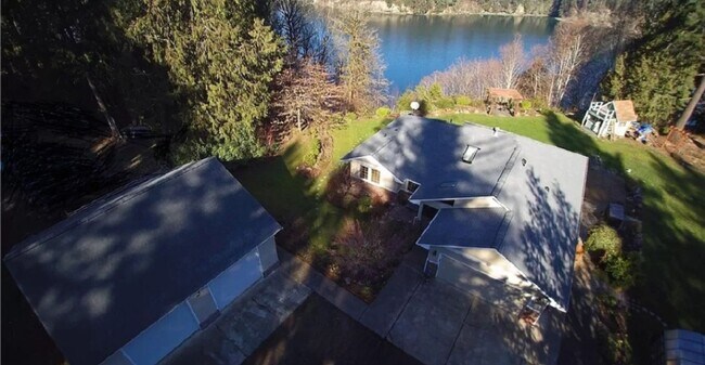 Building Photo - Beautiful home over the Hammersley Inlet