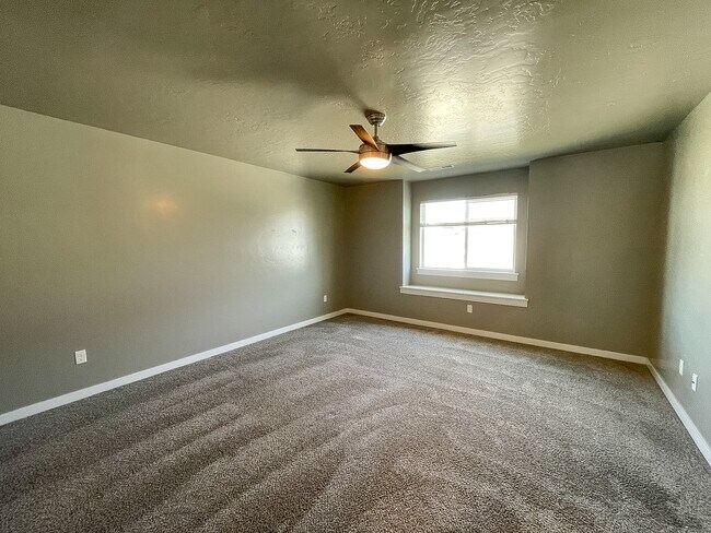 Building Photo - 2592 E Blackstone Dr