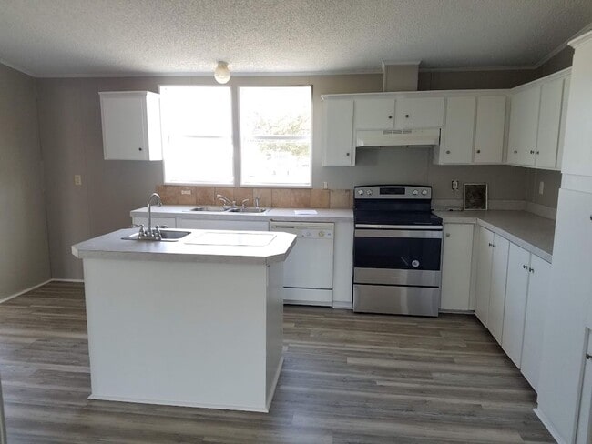 Building Photo - BIG 1,800 sq ft 3 Bedroom, 2 bath + office / den (could be a 4th bedroom)