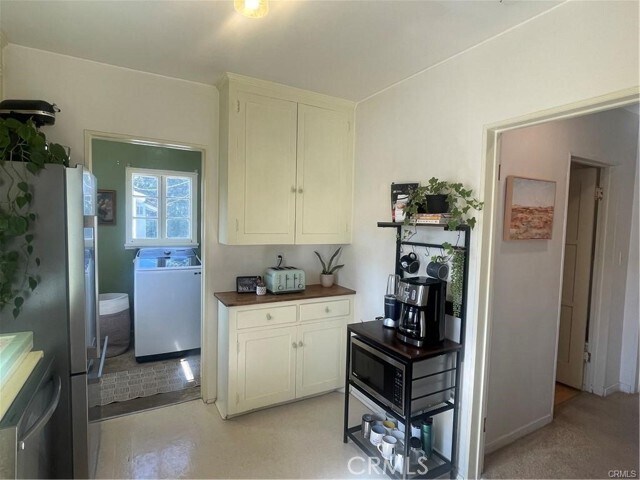 Building Photo - 4586 Sunnyside Dr