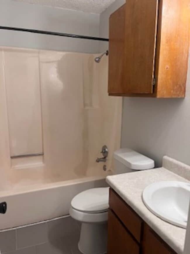 Building Photo - 2 Bedroom Duplex/Nov Move In Special $750 ...