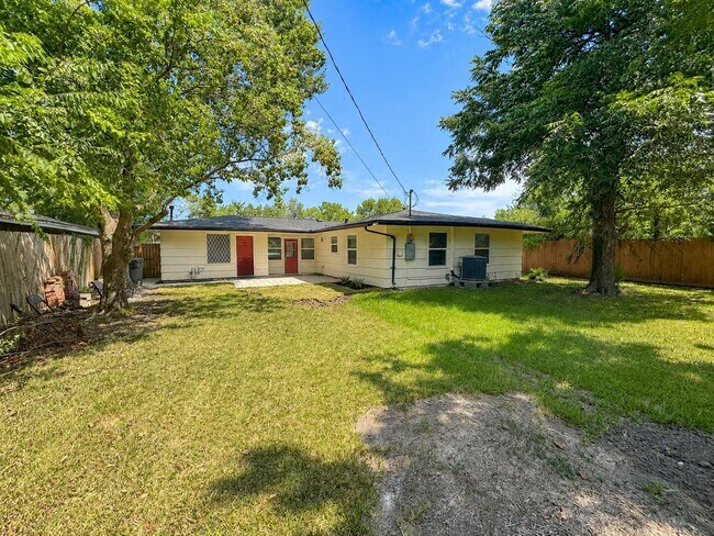 Building Photo - 6010 Ridgeway Dr