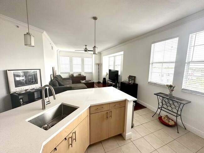 Building Photo - 533 NE 3rd Ave