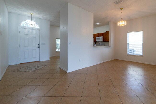 Building Photo - **Charming 4BR/2BA Pond-View Home with Boat Ramp Access – East Orlando **