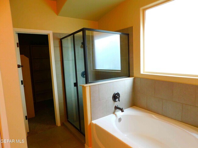 Building Photo - 4088 Loma Dante