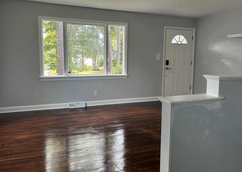 Building Photo - 152 Cottage Rd