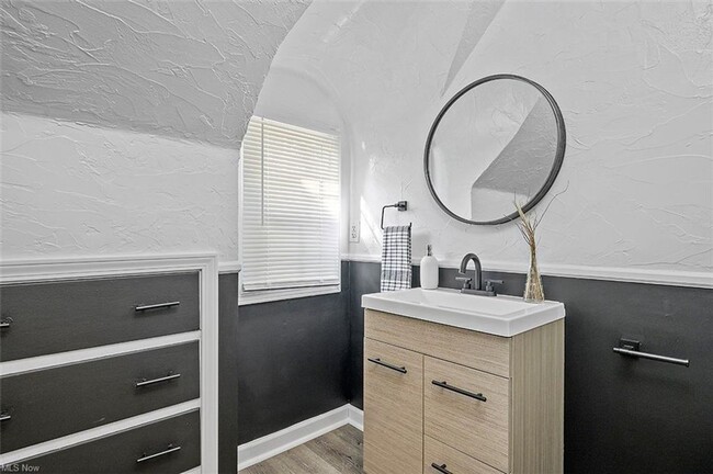 Building Photo - GORGEOUS Cleveland Hts Single Family - Ava...